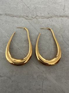 The Oblong earring is perfect for any occasion. It can be worn to make a statement or is also great for daily wear. Measurements: Height: 5.96cmWidth: 3.89cm Good Accessories, Gold Earrings Aesthetic, Good Earrings, Gold Statement Jewelry, Funky Earrings, Earrings Inspiration, Jewelry Essentials, Handmade Wire Jewelry