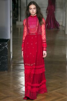 See the complete Valentino Fall 2017 Ready-to-Wear collection. Sasha Kichigina, Valentino 2017, 2017 Fashion, 가을 패션, Fashion Show Collection, Fall 2017, Fashion 2017, Indian Design, Pre Fall