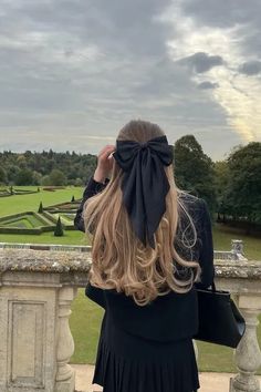 Bows On Hair, Bow Tie For Hair, Bow Hairstyle Outfit, Long Hair Aesthetic Hairstyles, Outfit With Bow In Hair, Bow Tie Hair Hairstyles, Outfits With Bows In Hair, Bow In Hair Outfit, Black Bow Hairstyles