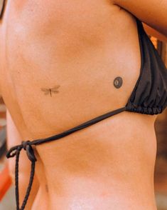 Nice Tatoos, Fire Tattoos, Tattoo Fly, Fly Tattoo, Dainty Tattoo, International Tattoo, Tiny Tats, Minimal Tattoos, 4 Tattoo