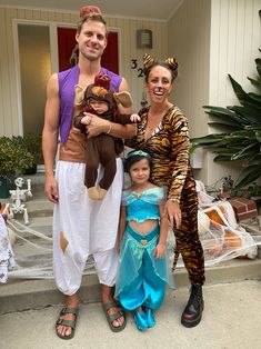 Family Rapunzel Halloween Costumes, Aladdin Family Halloween Costumes, Aladin Family Costumes, Family Aladdin Costumes, Alladin And Jasmine Halloween