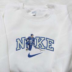 The Toronto Maple Leaf Hockey Player x Nike Embroidered Shirt is a must-have for any NHL fan. This high-quality shirt Kevin Minion, Nike Cartoon, Disney Character Shirts, Nike Inspired, Nike Gear, Hoodie Cartoon, Limited Edition Shirt, Cartoon Sweatshirts, Nike Sweatshirt