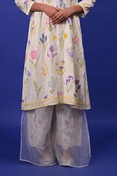 Shop for Rimi Nayak White Organza Assorted Floral Print Organa Trousers for Women Online at Aza Fashions White Flower Pattern, Floral Trousers, Trousers White, Trousers For Women, Pattern Fabric, White Flower, Aza Fashion, Flower Pattern, Fabric Patterns