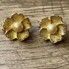 Vintage 50s Gold Tone Floral Faux Pearl Clip-On Earrings Unsigned  Vintage 50s-60s  Gold Tone - Pearl  Clip On  Costume Jewelry Approximately 1 inch in diameter 1950s Accessories, 60s Earrings, 50s Jewelry, Silver Ombre, Vintage Jewlery, Themed Outfits, Floral Earrings, Vintage Earrings, Clip On