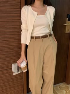 Business Professional Outfits, Fest Outfits, Beige Outfit, Business Casual Outfits For Work, Casual Day Outfits, Cami Set