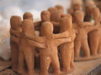 a group of clay figures with the words visao sistemica