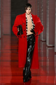 Versace Fall Winter 2022 Women's Fashion Show | Online Store EU Versace Fall Winter 2022, Versace Fw22, Versace Runway, Versace Fashion, Donatella Versace, Winter 2022, Luxury Clothing, Womens Fall