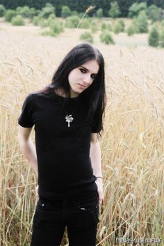 Goth Boy. Boy beauty. He's cute :3 Goth Guys With Long Hair, Scene Punk, Cute Goth, Goth Look