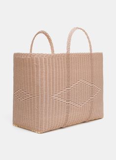 Bolso tote de Palorosa tejido a mano en Guatemala con fibras de plástico reciclado. Cada modelo es único, con patrones geométricos tradicionales. Medidas: 37 x 46 x 23 cm. Asas de 12 cm. Etiqueta de cuero cosida a mano. Beige Rectangular Woven Leather Beach Bag, Neutral Woven Rectangular Bag, Rectangular Woven Leather Beach Bag For Market, Rectangular Woven Leather Beach Bag, Modern Handwoven Rectangular Bag, Natural Recyclable Straw Tote Bag, Extra Large Tote Bags, Hand Makeup, Brand Tags