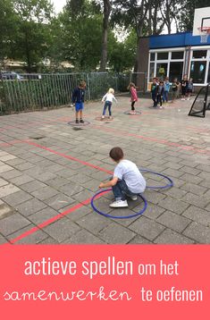 children playing with hoops on the ground in front of a building and text overlay reads active spieln om het sommer te oofen