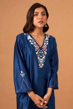 V Neck Kurta For Women, Simple Party Dress, V Neck Kurta, डिजाइनर कपड़े, Afghani Clothes, Girls Dresses Diy, Embroidery Fashion Detail