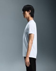 For running and rest. With a soft cotton-like feel – for powerful performance and comfort. Don’t let the luxurious cotton-like feel fool you. Made with recycled polyester, which wicks away moisture, the On Run-T is thoughtfully created to keep you cool and dry during your run. There's no need to compromise – the On Run-T balances total comfort with high performance. To make your next run one to remember. Features an On running graphic, so you can affirm your On love. It also looks pretty cool. A Running Accessories, Travel Hiking, Cooler Look, Travel Shoes, Gym Shoes, Tennis Clothes, Road Running, Lifestyle Clothing, Running Clothes