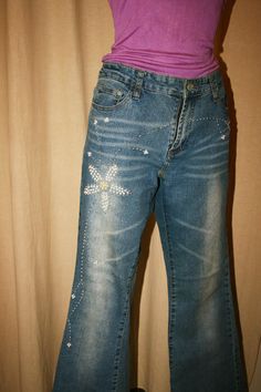 Cute, Women's jeans with floral embroidery made of white and silver color beads. Closure with zip and button. 2 front pockets and two back pockets. Practical and always in fashion casual clothing Measure taken flat you need to double Waist: 43 cm. Hips 48 cm. Length 102 cm. Height from waist to crotch 27 cm. 95% cotton - 5% elastane Size 31 Weight 550 grams without packaging Please check the measurements to ensure a correct fit. Remember to allow yourself a little more room for movement. You can Embroidery On Jeans Pants, Pants Cute, Jean Vintage, Color Beads, Embroidered Jeans, Denim Flares, Designer Jeans, Casual Clothing, Vintage Jeans