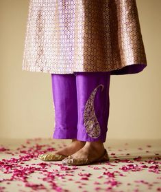 Kurta And Pants, Khatli Work, Dresses Patterns, Co Ords Outfits, Child Fashion, Traditional Suit, Kaftan Designs, Boho Embroidery, Embroidery On Kurtis