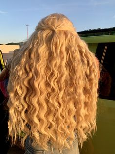 Hair Claim, Hair Long Blonde, Curly Hair Blonde, Blonde Hair Long, Long Blonde Curly Hair, Yellow Blonde Hair, Blonde Layered Hair, Yellow Blonde, Red Carpet Hair