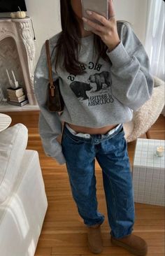 Aesthetic Uggs, Winter Outfits Casual, Estilo Ivy League, Winter Outfits Ideas, Estilo Ivy, Fall Fit, Winter Outerwear, Stockholm Fashion, Casual Winter Outfits