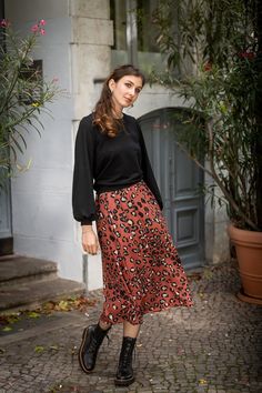 Our Amsterdam skirt has a classic midi length and a feminine A-shape. Made of soft viscose, it falls flowing and swinging. The elastic cuffs ensure a comfortable, flattering fit. The RUSTY LEO pattern makes it feminine and exciting. Wear it with simple tops or thick sweaters. Now in autumn it can also be easily combined with our extra shorter cut sweaters Hazel or Anouk, and on warmer days with our top Aennie. The red-brown Leo pattern celebrates autumn with its warm colors, golden light and the Simple Tops, Rock Hat, Simple Top, Thick Sweaters, Golden Light, Autumn Outfit, Style Expert, Red Brown, Warm Colors