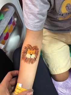 Easy Lion Face Paint, Face Painting Lion, Lion Face Paint, Superhero Face Painting, Easy Face Painting Designs, Craft Show Booths, Painting Station, Arm Painting