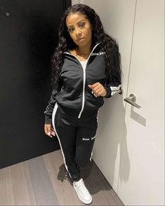 Palm Angels Tracksuit Outfit, Palm Angels Outfit Black Women, Pants Azul, London Aesthetic Outfits, Tracksuit Outfit Women, Palm Angels Tracksuit, Tracksuit Outfit, Teen Swag Outfits, Angel Outfit