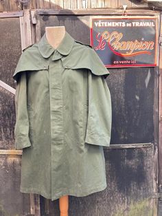 Unisex Military Trench, Size M/L. 100% cotton (canvas) Made in France. Genuine French Army. Olive green in colour. Shoulders 20 inches Chest 48  inches Waist 50 inches Length 39  inches Sleeve 29 inches Excellent condition with great detail and original buttons Some minor scuffs to fabric. Fantastic hard wearing military quality.  -------------------------------------- Please be aware that our vintage items are not new and may have minor imperfections. We try to list all defects. Measurements ar Military Style Cotton Hunting Outerwear, Military Style Cotton Outerwear For Hunting, Trench Outfit, Camouflage Coat, Military Parka, Sailor Shirt, Camouflage Outfits, French Workwear, Deck Shoes