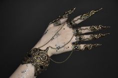 Nail Armor Claws, Finger Armor Claw, Claw Rings Jewelry, Medusa Costume Outfit, Medusa Costume Ideas, Costume Medusa, Clawed Hands