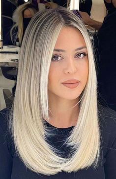 Fine Hair Cuts, Blonde Layered Hair, Fine Straight Hair, Blonde Bob Hairstyles, Layered Haircuts For Medium Hair, Color Highlights, Light Blonde Hair, Brown Hair With Blonde Highlights, Blonde Hair Inspiration