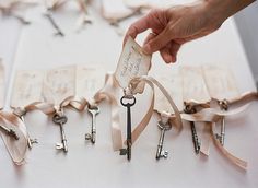 DIY Place cards Pumpkin Place Cards, Place Card Ideas, Diy Place Cards, 3 Pumpkins, Paper Leaf, Wedding Reception Seating, Rustic Style Wedding, Rustic Wedding Chic