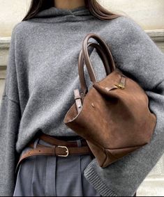 Suede Bag Outfit, Shrimp Roll, Minimal Chic Style, Suede Outfit, Fashion Trends Winter, Brown Outfit, Outfit Trends, Fall Fits