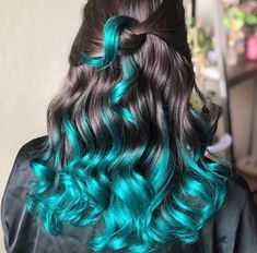 Curly Hair Colour Ideas Highlights, Exotic Hair Color, Hair Color Underneath, Peekaboo Hair, Semi Permanent Hair Dye, Hair Color Unique, Turquoise Hair, Semi Permanente, Hair Streaks