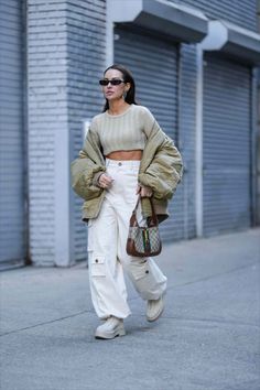 This cargo pants outfit is so perfect for fall outfits. Click the link to recreate this look from Amazon! Perfect for streetwear - this white cargo pants outfit elevates cargo pants to a whole new look. Follow for more outfits ideas! 🤍 #cargopants #cargopantsoutfits #cargopantswomen #cargo #cargopantsoutfitideas Cargo Pants Winter Outfit, Cargo Pants Outfit Girl, Baggy Cargo Pants Outfit, Cargo Pants Outfit Winter, White Cargo Pants Outfit, Cargo Pant Outfits, Outfit Ideas Cargo Pants