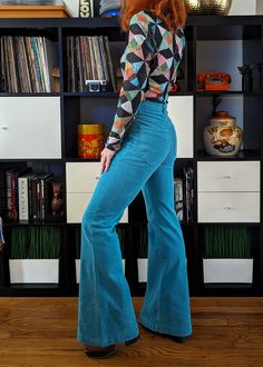 70s inspired cornflower light blue corduroy eastcoast flares with high rise waist and sailor patch front pockets, by Rolla's Jeans Outfits 70s, Estilo Hippy, 70s Inspired Fashion, 70s Outfits, Blue Corduroy, Sailor Fashion, Cornflower Blue, Mode Vintage, 70s Fashion