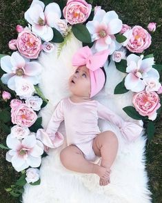 Photo Bb, 6 Month Baby Picture Ideas, Monthly Baby Photos, Baby News, Baby Poses, Fur Rug, Clothes Cute, Foto Baby