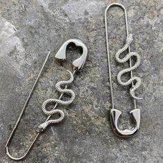 New Without Tags Razor Jewelry, Photographer Accessories, Safety Pin Jewelry, Pin Earrings, Safety Pin Earrings, Cyberpunk Fashion, Reptiles Pet, Silver Jewelry Fashion, Pin Jewelry