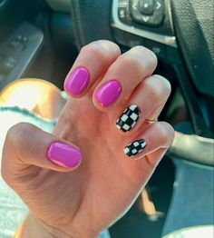 Checkered And French Tip Nails, Spring Nails Checkered, Checkered Toe Nails, Very Short Gel Nails Summer, Nails With Checkers, Checkered Print Nails, Checkered Nails Short, Nail Trends 2023 Summer, Pink Checkered Nails