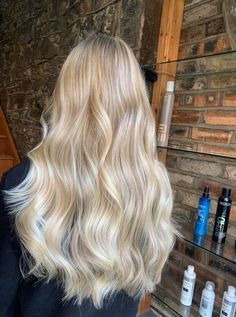 No wonder the sweet butter blonde hair has become another trend of now: it’s so shiny and natural. Before pulling it off, check out our iconic inspo-ideas! #butterblondehair #butterblondehairbalayage #butterblondehairhighlights #butterblondehaircolor #butterblondehairdarkroots #butterblondehairwithlowlights #butterblondehairwithmoneypiece #butterblondehairformula #butterblondehairshort Lots Of Highlights Blonde, Natural Blonde With Platinum Highlights, Cali Blonde Hair Color, Blonde On Pale Skin Blue Eyes, Golden Butter Blonde, Light Blonde Hair With Layers, Long Blonde Hair Aesthetic Faceless, Bright Vanilla Blonde Hair, Long Blonde Curled Hair