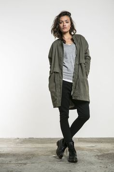 Dr Martens Style Women, Doc Martens Outfits, Dr Martens Style, Dinner Date Outfits, Martens Style, Army Green Jacket, Army Jacket