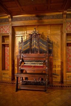 an old pipe organ sitting in the corner of a room