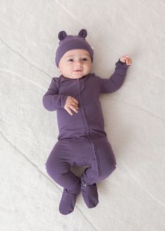 Gardez votre bébé bien au chaud avec nos adorables bonnets ours. Ces jolis chapeaux sont la touche finale parfaite à n'importe quelle tenue et sont disponibles dans des couleurs qui se coordonnent parfaitement avec notre collection Jersey. Le tissu extensible assure un ajustement confortable à mesure que votre tout-petit grandit.

• Meilleur pour 0/3M
• Amical pour la peau et hypoallergénique
• Tissu jersey, 190 g/m²
• 95 % de coton biologique et 5 % d'élasthanne
• Tissus et teintures certifiés OEKO-TEX® Sweater Lounge Set, Baby Care Essentials, Beanie Baby Bears, Jersey Collection, Time Clothes, Best Baby Shower Gifts, Baby Co, Baby Bundles, Baby Sleeping Bag