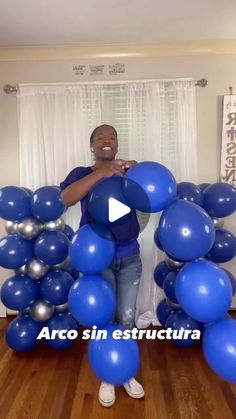 a man standing in front of blue and silver balloons with the words arco sin esttructura