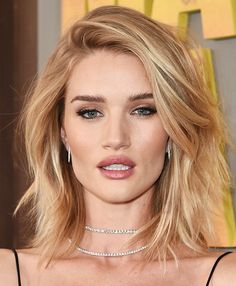 The All-Time Best Haircuts for Thin Hair via @ByrdieBeauty Thining Hair, Rosie Huntington Whiteley, Haircuts For Fine Hair, Julia Roberts, Shoulder Length Hair, Blonde Bob, Cool Haircuts, Medium Length Hair Styles, Bob Hairstyles