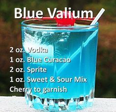 a blue curacao drink with the ingredients labeled in english and spanish on it