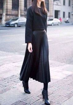 Een plissérok enkel voor de zomer? Met een panty en hakken draag je hem het hele jaar door. Pleated Midi Skirt Outfit, Rok Outfit, Curated Closet, Midi Skirt Outfit, Trendy Skirts, Minimalist Wardrobe, Mode Inspo