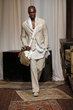 Joseph Abboud Spring 2017 Menswear Fashion Show | Vogue David Williams, Timberland Outfits, Guys Fashion, Timberland Style, Mens Fashion Edgy, Fashionable Snow Boots, Linen Clothing, Joseph Abboud, Menswear Fashion Show