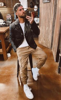 By Valentin Benet Mens Winter Outfits 2024, Biker Outfit Men, Black Leather Jacket Men, Outfit Hombre, Jordan Outfit, Biker Outfit, Mens Fashion Edgy, Stylish Men Casual, Beige Outfit