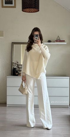 Old Money Quiet Luxury Style, Bussines Woman Aesthetic Outfit Casual, Doctors Outfit Women, Corporate Girly Aesthetic, Winter Dinner Outfit Night Classy Chic, Doctor Outfit Ideas, Corporate Work Outfits Women, Green White Outfit, Doctor Outfit