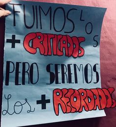 a hand holding up a sign that says tumos 6, critade prero seretos records