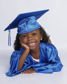 Hey insta-fam! Its T minus 3 days until MJ graduates pre-k! 💙😩#mommysgonnacry #maddiecakes #simplymadisonjade #graduationpictures #prek… Picture Day School, Back To School Pictures, Toddler Photoshoot, College Graduation Photos, Pre K Graduation, Graduation Poses