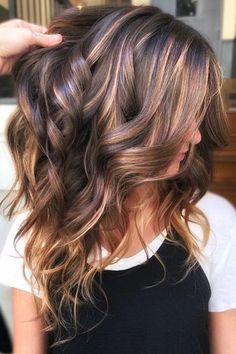 Trending Hair Highlights 2023, 20 Year Old Hairstyles Woman, Fall Hair Colors For Blondes Straight, Fall2023 Hair, Spring 2023 Hair Color Trends, 2023 Spring Hair Trends, 2023 Fall Hair Trends, Spring Hair Color Ideas For Brunettes, Ribbon Highlights