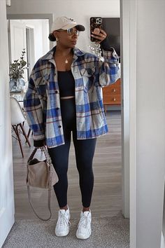 Styling Plaid Shirts Women, Athleasure Work Outfits, Shakets Women Outfits, Shakets Women, Uk Winter Outfits Women, Relax Outfits Women, Feminine Athleisure Style, Sporty Casual Outfits For Women, Flannel Shirts Women Outfits