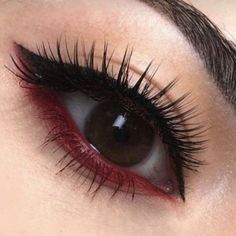 Goth Eye Makeup, Delicate Makeup, Red Eye Makeup, Graphic Makeup, Swag Makeup, Smink Inspiration, Emo Makeup, Makijaż Smokey Eye